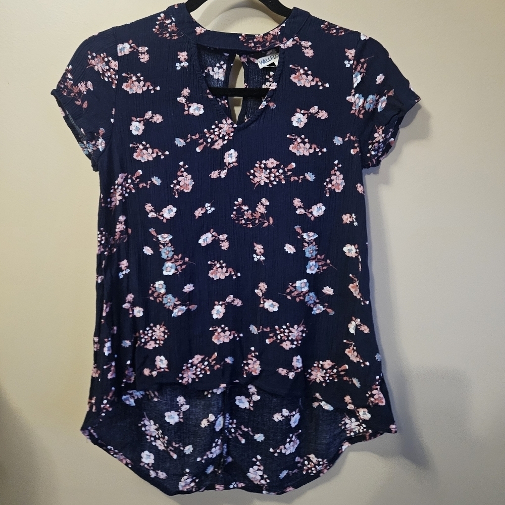 Wallflower Women's Size S Navy Blue Floral Short Sleeve Top Keyhole Front Hi Low
